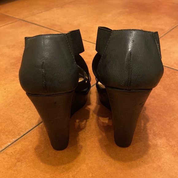 Chinese Laundry strappy wedges 5" platforms. Sexy, comfortable. Great Condition - Picture 5 of 8